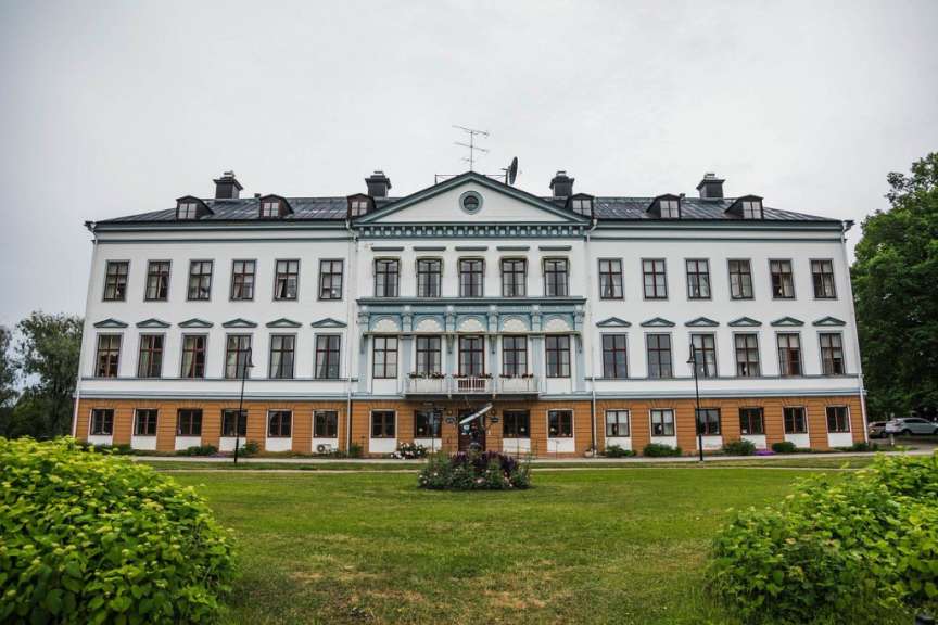 Ein großes weißes Gebäude mit vielen Fenstern