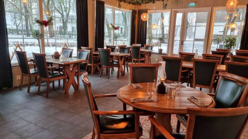 Ein Restaurant mit vielen Tischen und Stühlen