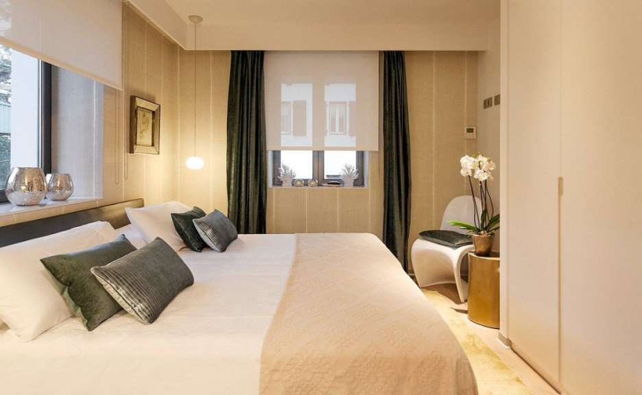 Ein kleines Schlafzimmer mit einem Bett und einem Stuhl
