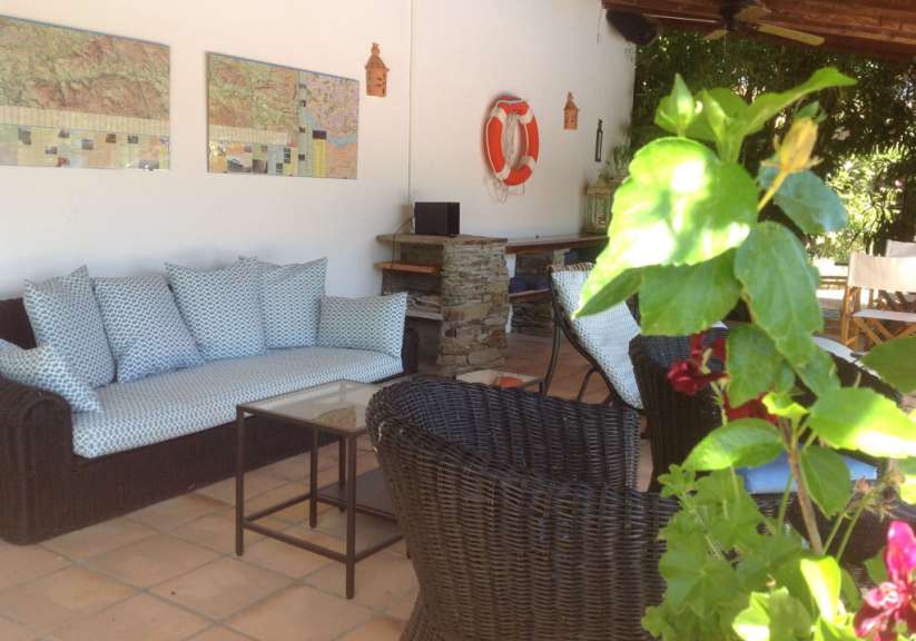 Ein Wohnzimmer mit einer Couch und einem Tisch