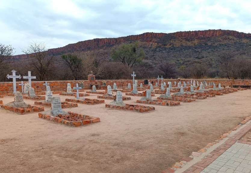 Ein Friedhof mit vielen Grabsteinen und Kreuzen