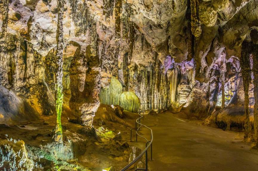 Eine sehr große Höhle mit vielen Felsen und Bäumen