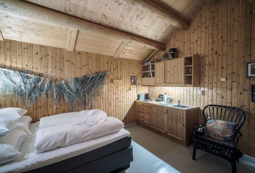 Ein Schlafzimmer mit einem Bett und einer kleinen Küche