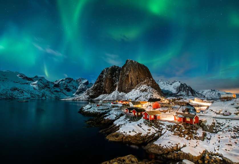 Polarlichter spielen über Hamnoy: Norwegen