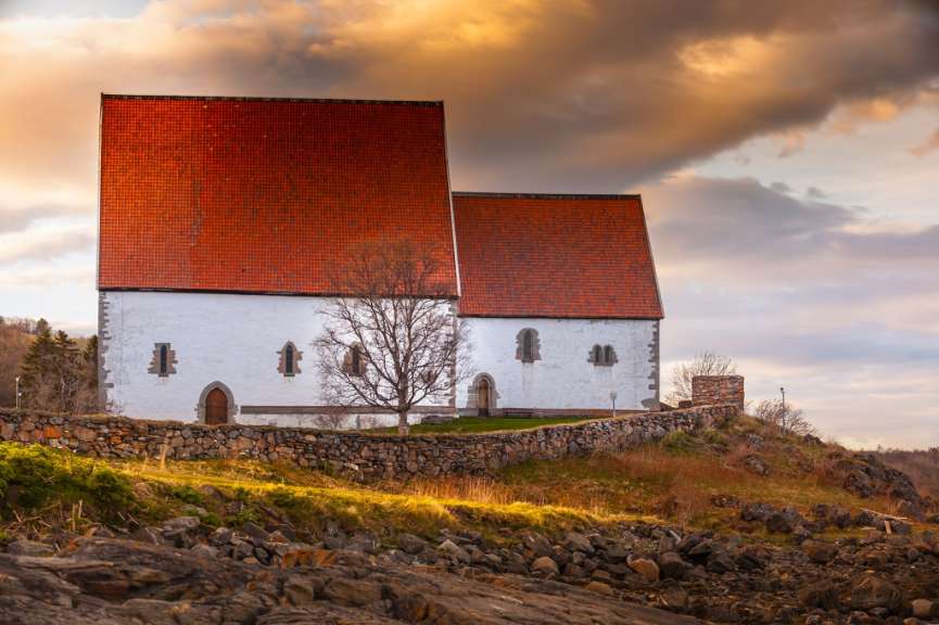 Eine kleine weiße Kirche mit einem roten Dach