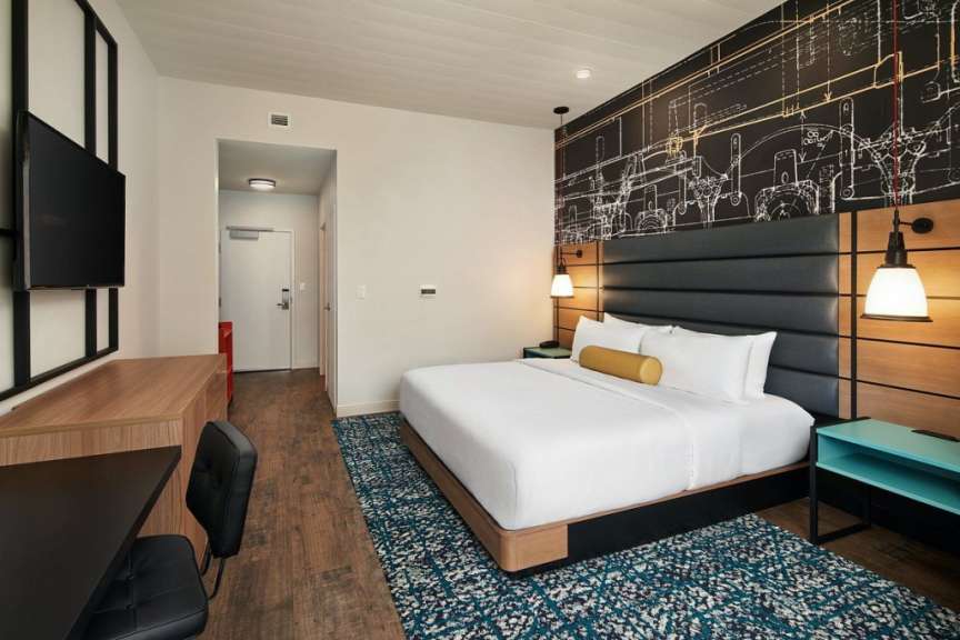 Ein Hotelzimmer mit einem Bett und einem Fernseher
