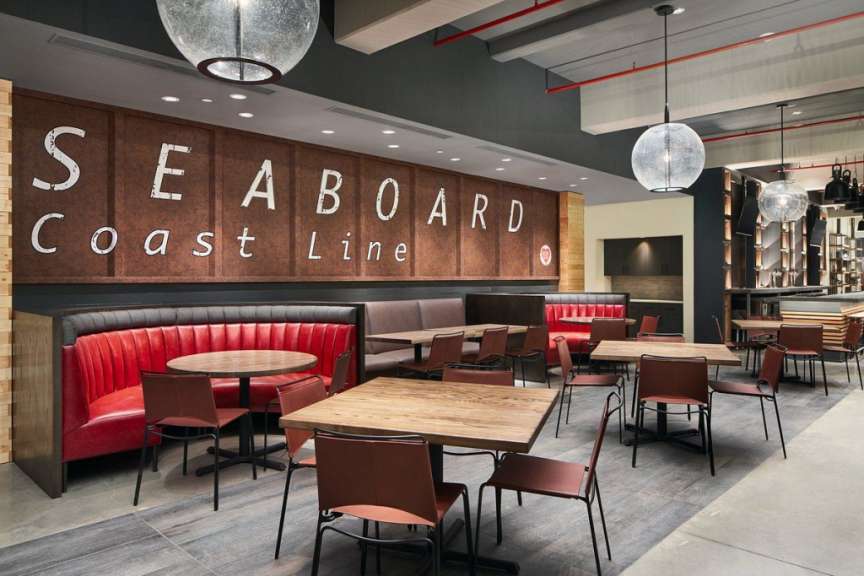 Ein Restaurant mit einem Schild an der Wand , das sagt „ seaboard coast line “