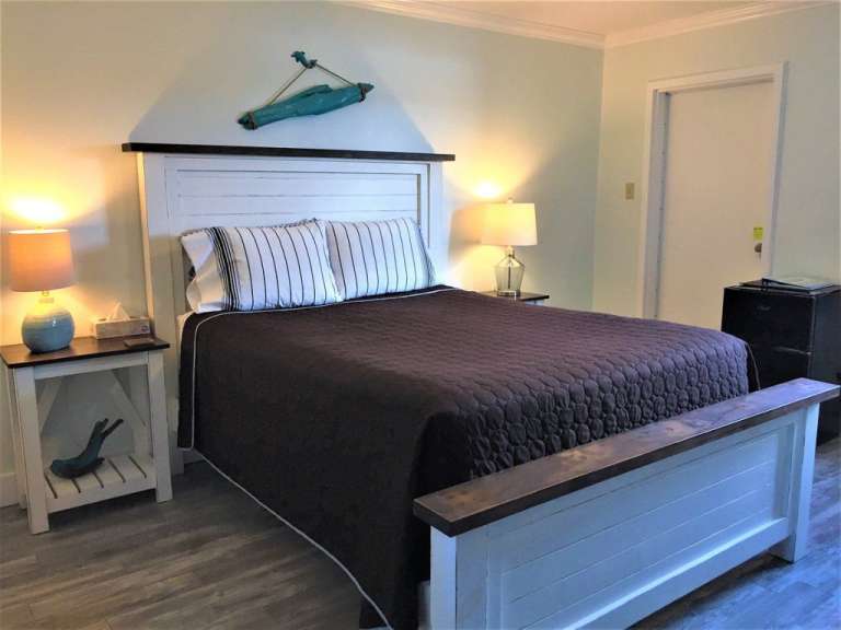 Ein Schlafzimmer mit einem Bett und zwei Nachttischen