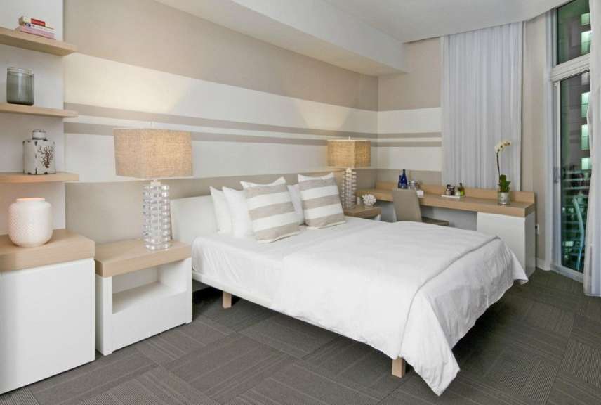 Ein Schlafzimmer mit einem Bett und zwei Nachttischen