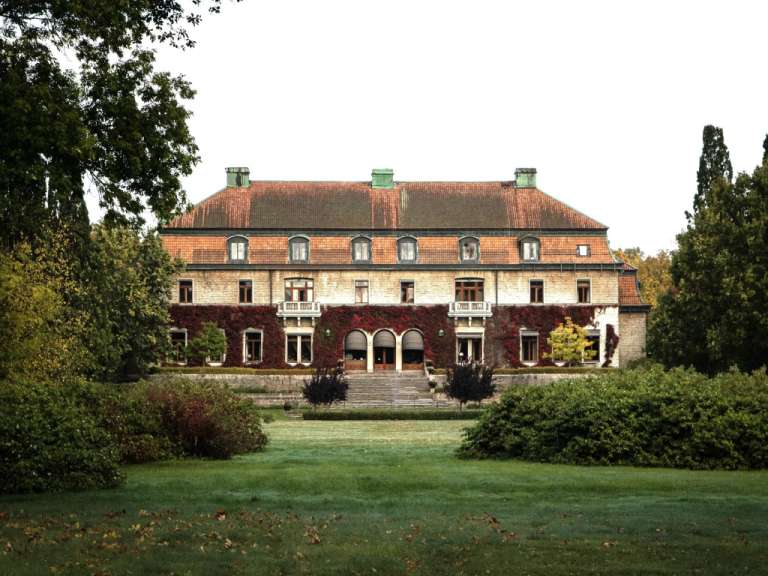 Ein großes Gebäude mit roten Blättern an der Fassade