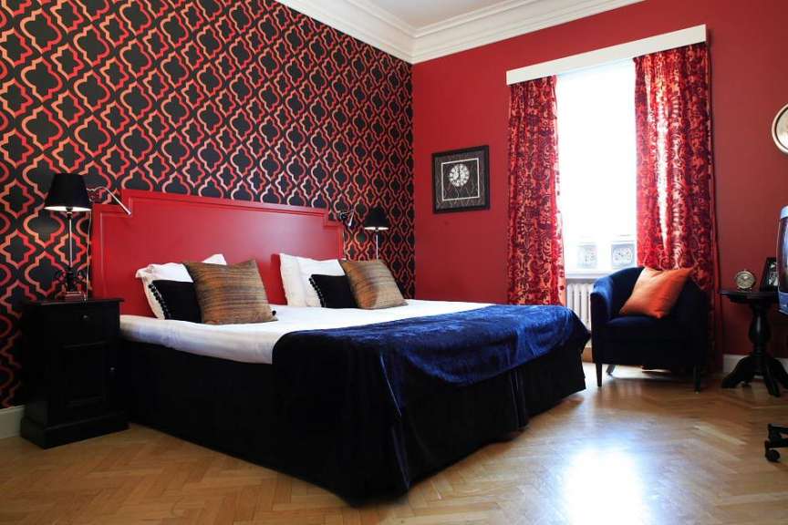 Ein Schlafzimmer mit einem Bett und einem Stuhl
