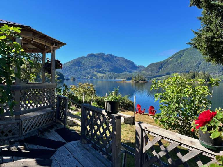 Ein Deck mit Blick auf einen See und die Berge