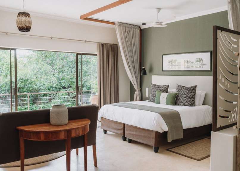 Ein Schlafzimmer mit einem großen Bett und einer Couch