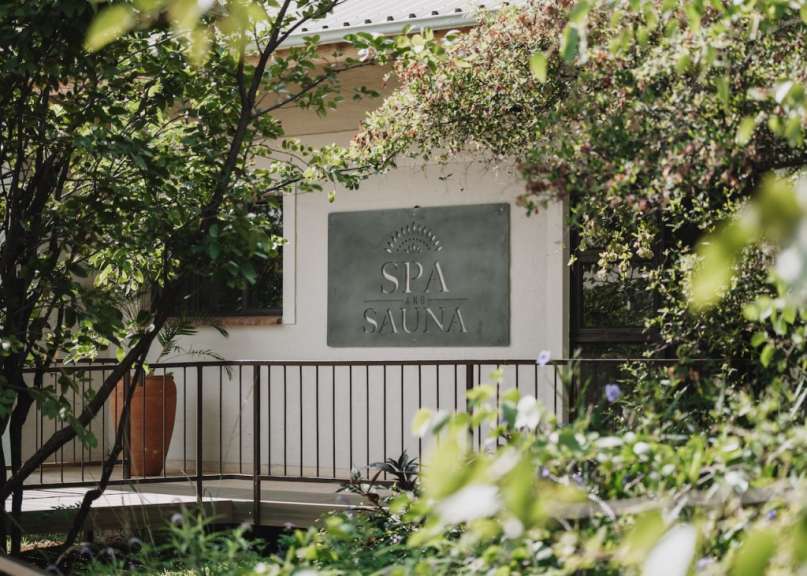Ein Gebäude mit einem Schild darauf, das spa und sauna sagt
