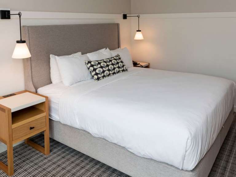 Ein Hotelzimmer mit einem Bett und einem Nachttisch