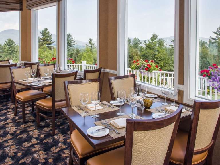 Tische und Stühle in einem Restaurant mit Blick auf die Berge