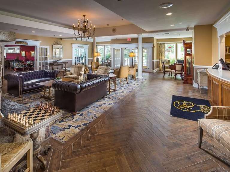 Ein Wohnzimmer mit vielen Möbeln und einem Schachspiel