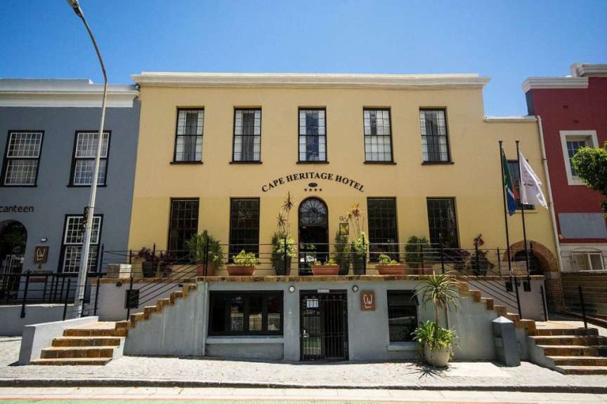 Ein gelbes Gebäude mit der Aufschrift Cape Heritage Hotel darauf