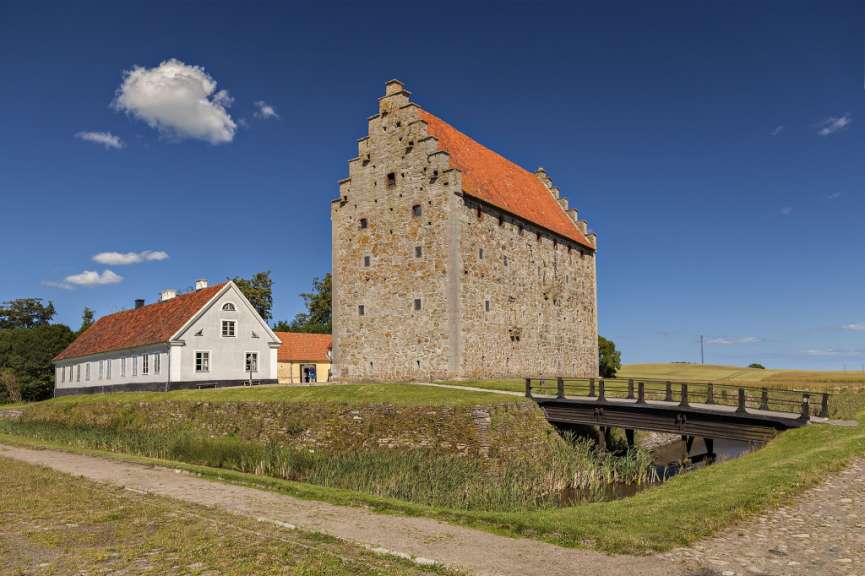 Ein altes Gebäude mit einer Brücke davor