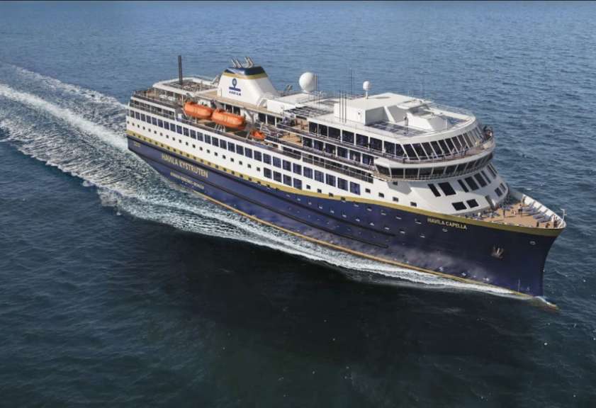 Ein großes blaues und weißes Schiff mit der Aufschrift halla expedition schwimmt im Ozean