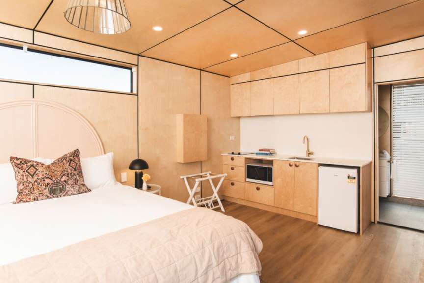 Ein Schlafzimmer mit einem Bett und einer kleinen Küche