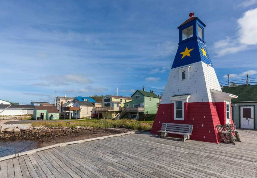 Ein rot-weiß-blauer Leuchtturm mit einem gelben Stern darauf
