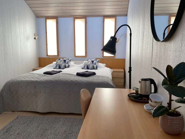 Ein kleines Schlafzimmer mit zwei Betten und einem Tisch