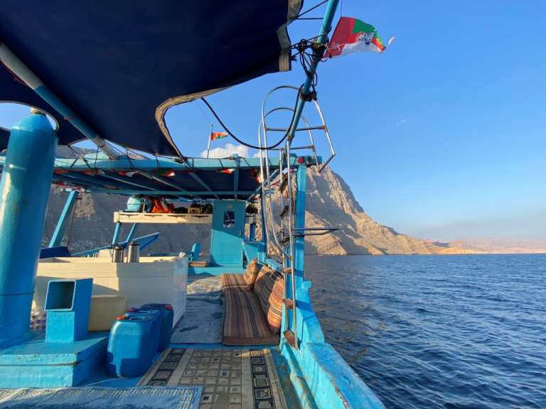 Ein blaues Boot im Ozean mit einer Flagge darauf