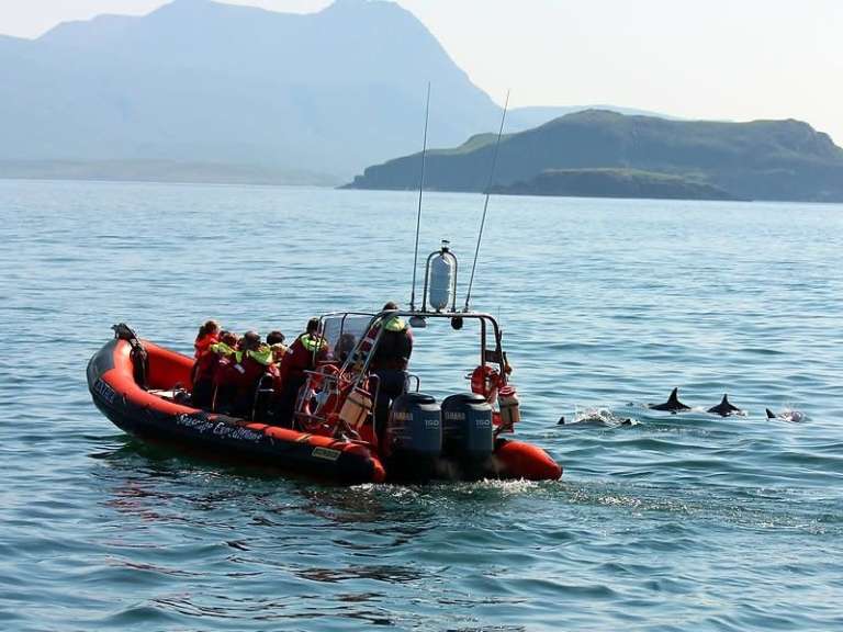 Eine Gruppe von Menschen sitzt auf einem Boot mit yamaha-Motoren