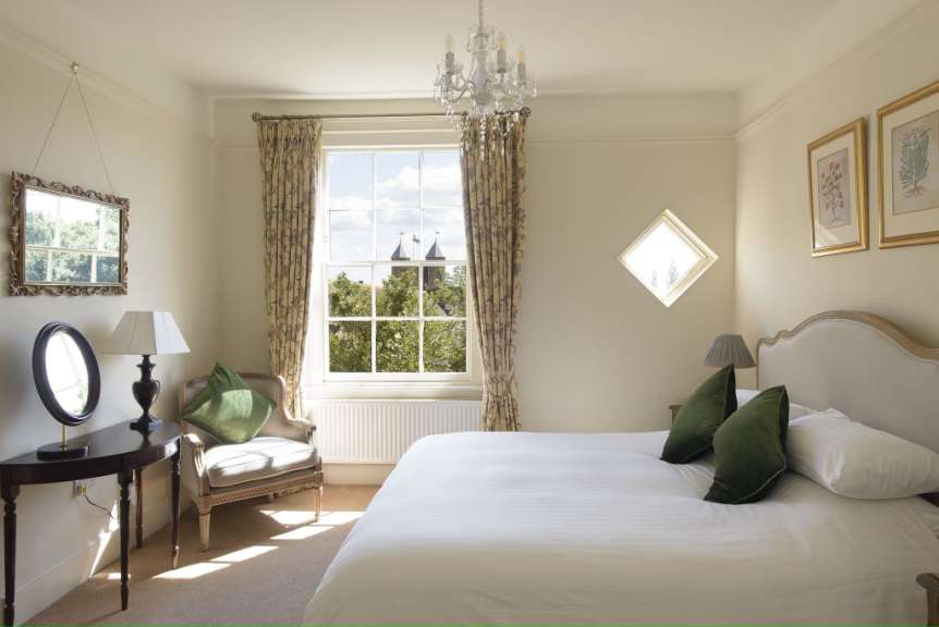 Ein Schlafzimmer mit einem Bett und einem Stuhl