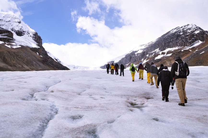 Eine Gruppe von Menschen geht auf einem schneebedeckten Gewässer