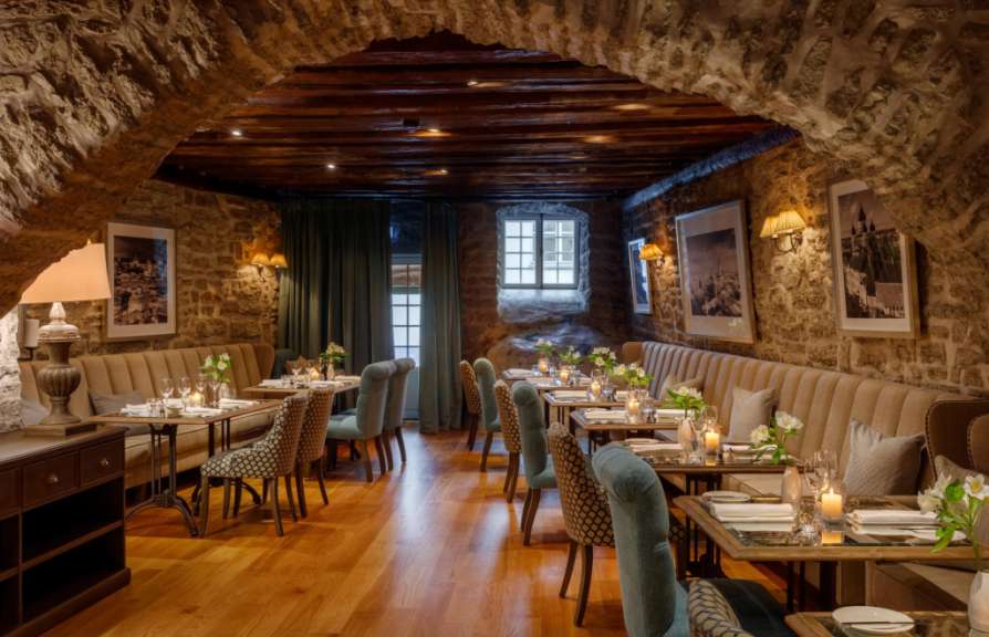 Ein Esszimmer mit vielen Tischen und Stühlen