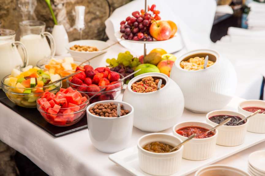 Eine Auswahl an Obst und Müsli auf einem Tisch