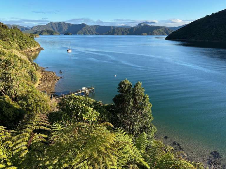 Ein Boot schwimmt in einem See mit Bergen im Hintergrund