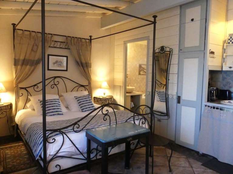 Ein Schlafzimmer mit einem Himmelbett und einem blauen Tisch