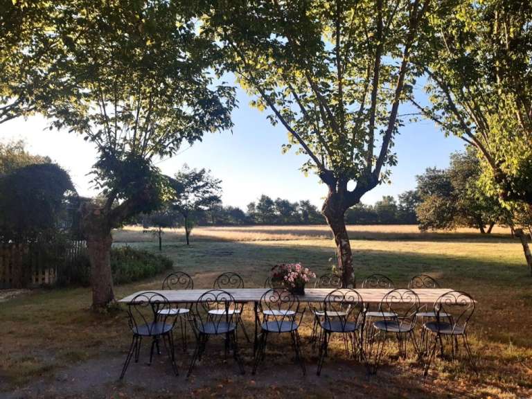Ein Tisch und Stühle stehen in einem Feld