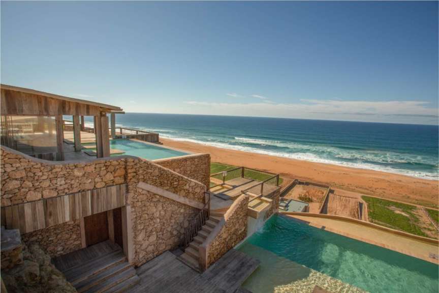 Ein Haus mit einem Pool und Blick auf den Ozean