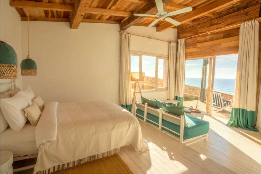Ein Schlafzimmer mit einem Bett und einem Couchtisch