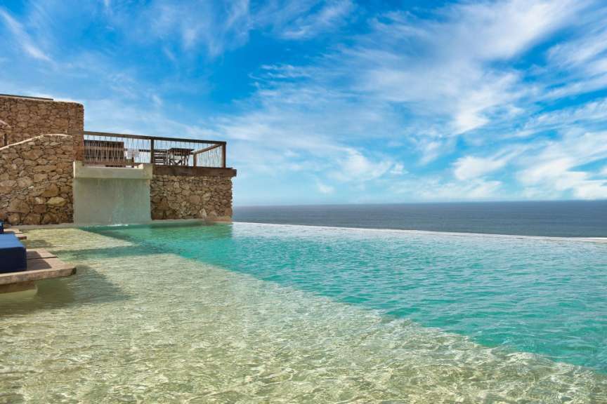 Ein Infinity-Pool mit einem Wasserfall im Hintergrund