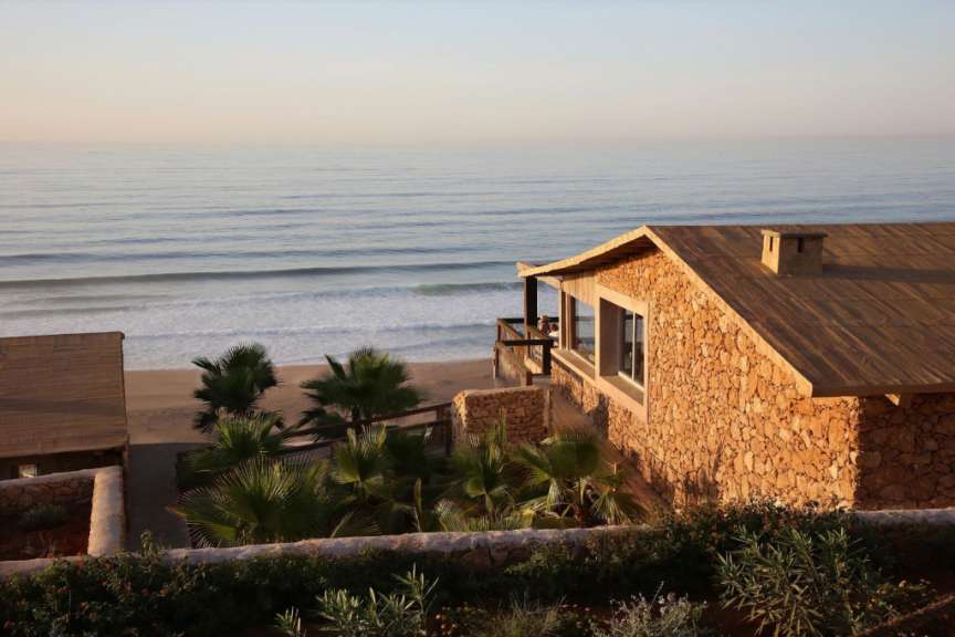 Ein Steinhaus am Strand mit Blick auf das Meer