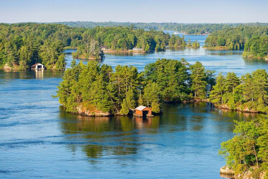 Eine kleine Hütte sitzt auf einer kleinen Insel im Wasser