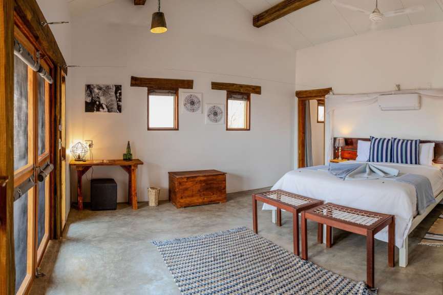 Ein Schlafzimmer mit einem Bett und einem Tisch