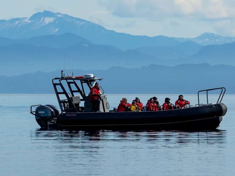 Eine Gruppe von Menschen sitzt auf einem yamaha-Boot