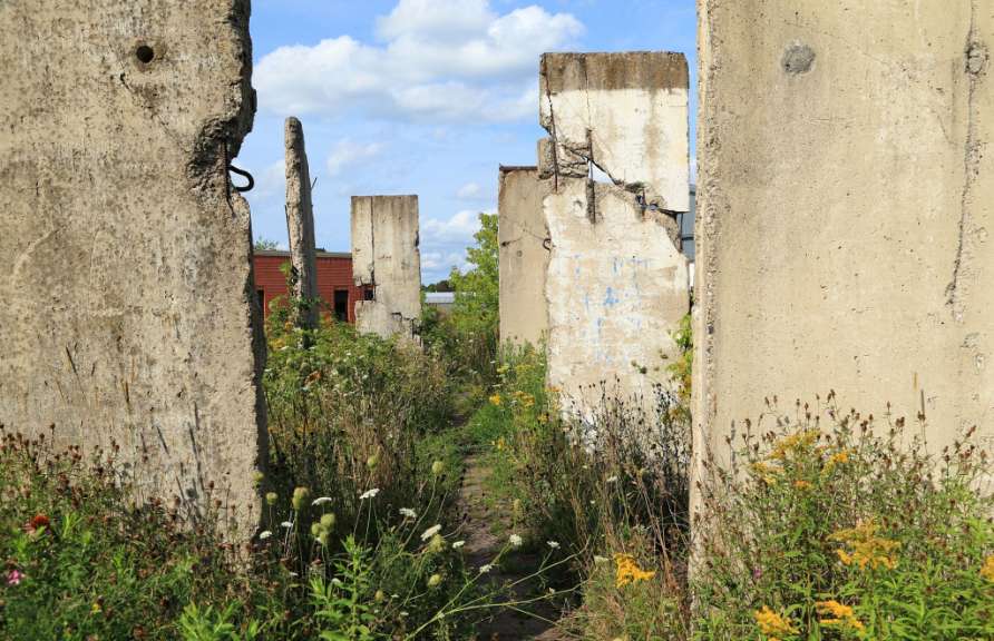 Eine Reihe von Betonsäulen, die in einem Feld stehen