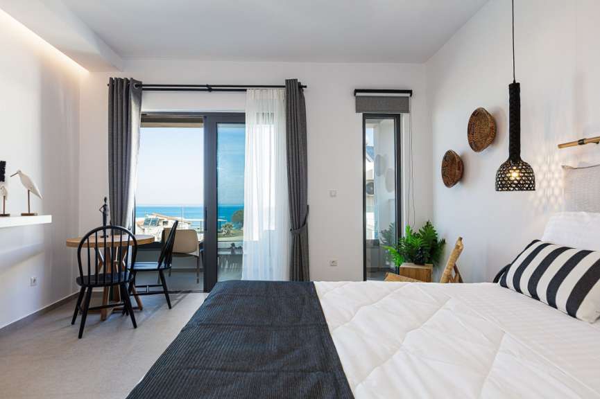 Ein Schlafzimmer mit einem Bett und einem Schreibtisch