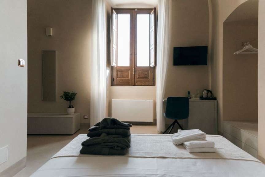 Ein Hotelzimmer mit einem Bett und einem Fernseher