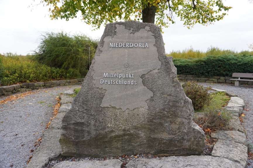 Ein großer Stein mit niederdorla und mittelpunkt deutschlands darauf