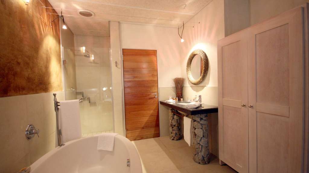 Ein Badezimmer mit einer Badewanne und einem Waschbecken