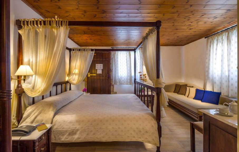 Ein Schlafzimmer mit einem Himmelbett und einem Couchtisch