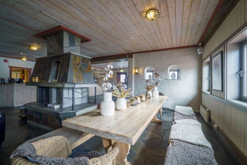 Ein Wohnzimmer mit einem Tisch und einem Kamin